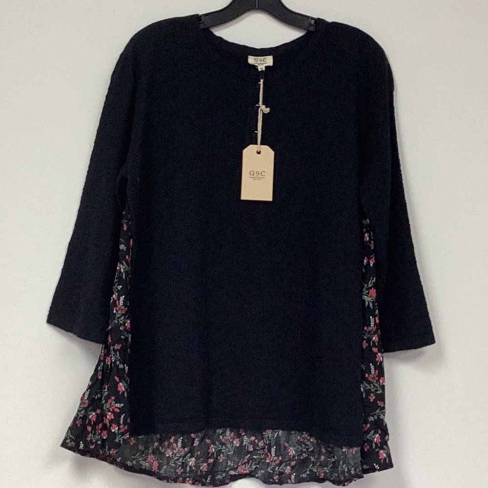 Beautiful crew neck with printed fabric on the back
